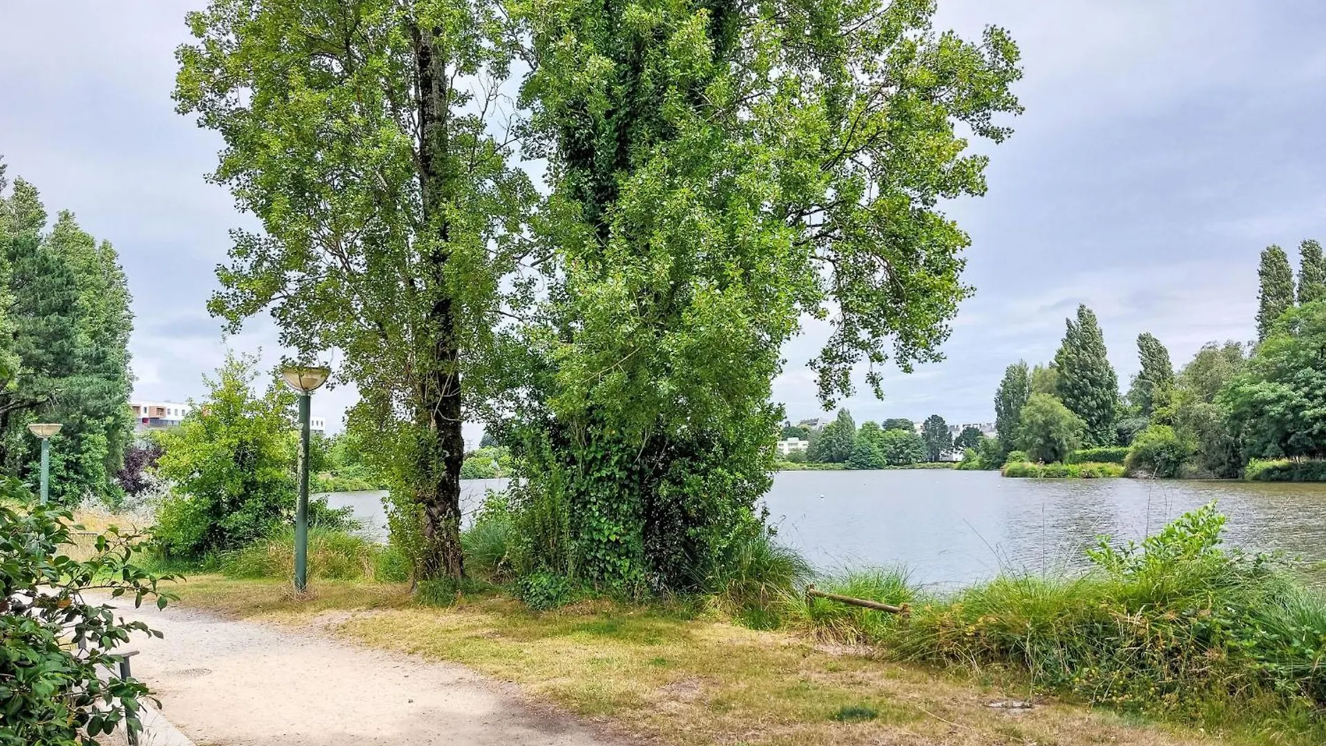 Apartment Calme Et Vue Sur L'Etang Au Duc By Interhome Vannes